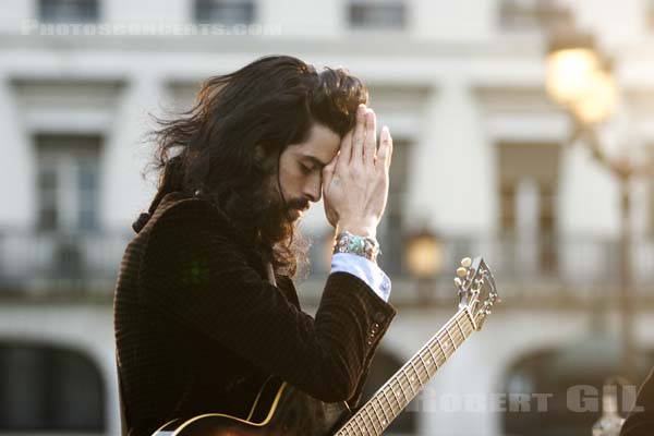 DEVENDRA BANHART - 2005-09-28 - PARIS - Place de la Bourse - 